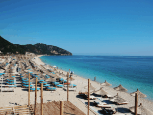 Dhërmiu – Perla e Rivierës Shqiptare dhe Destinacioni Perfekt i Verës